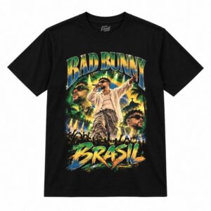 Camiseta preta Bad Bunny Brasil Tour BR com o Bad Bunny de óculos escuros e microfone no palco