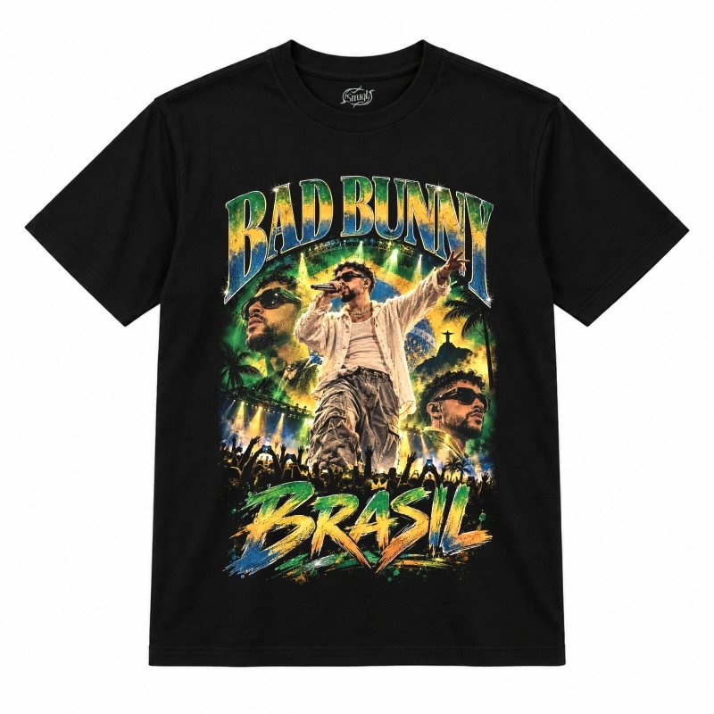 Camiseta preta Bad Bunny Brasil Tour BR com o Bad Bunny de óculos escuros e microfone no palco