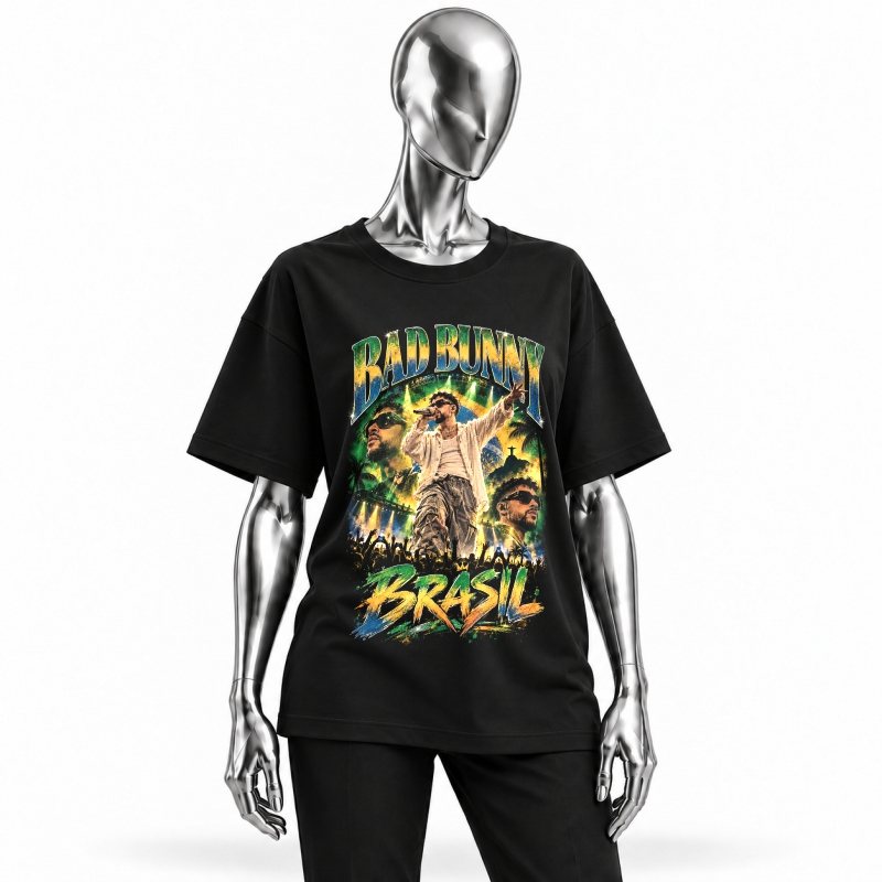 Camiseta preta Bad Bunny Brasil Tour BR vestida em manequim cromado