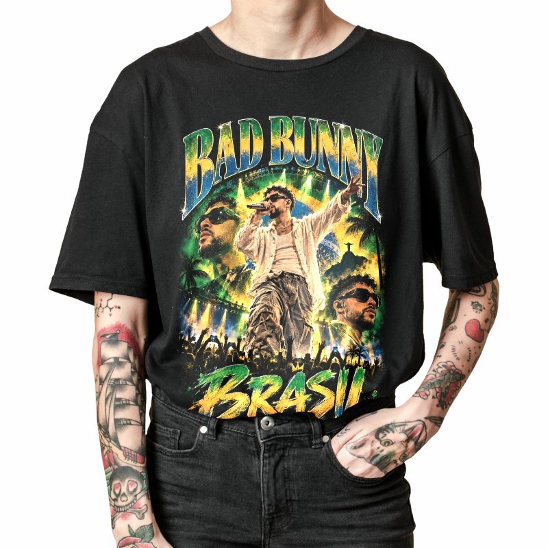 Pessoa vestindo a camiseta preta Bad Bunny Brasil Tour BR, em close da estampa