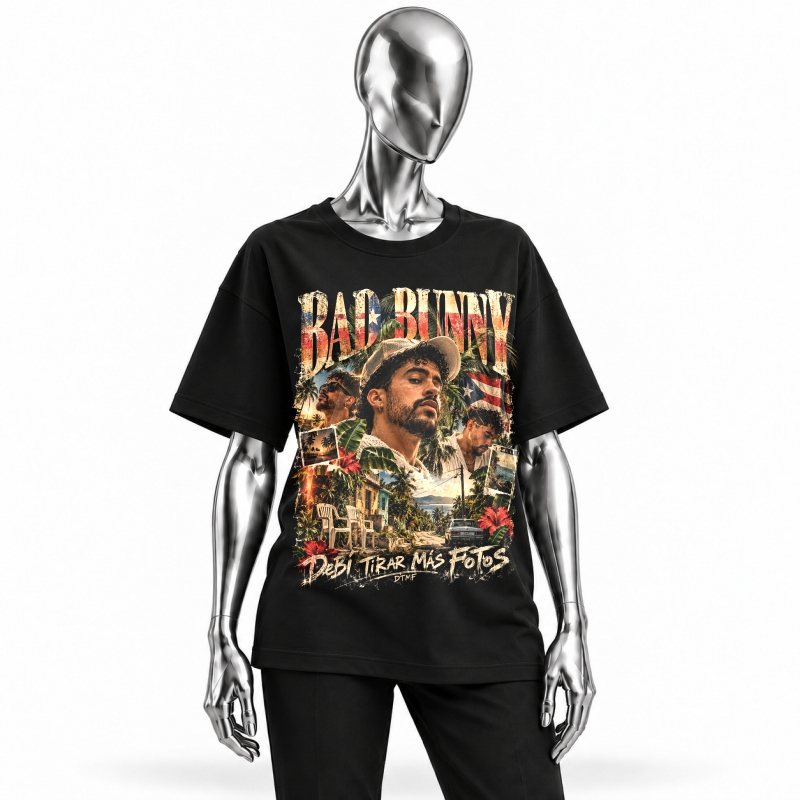 Camiseta preta Bad Bunny DTMF Debí Tirar Más Fotos vestida em manequim cromado