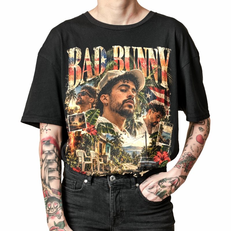 Pessoa vestindo a camiseta preta Bad Bunny DTMF Debí Tirar Más Fotos, em close da estampa
