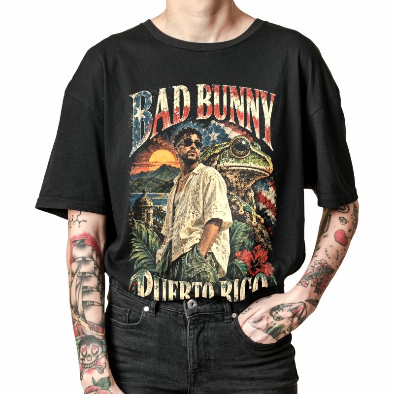 Pessoa vestindo a camiseta preta Bad Bunny Puerto Rico Sapo Concho, em close da estampa