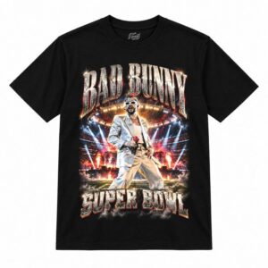 Camiseta preta Bad Bunny Super Bowl com o Bad Bunny de terno branco e óculos brancos