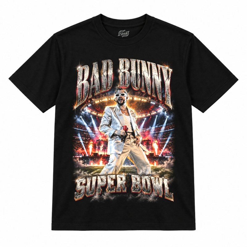 Camiseta preta Bad Bunny Super Bowl com o Bad Bunny de terno branco e óculos brancos