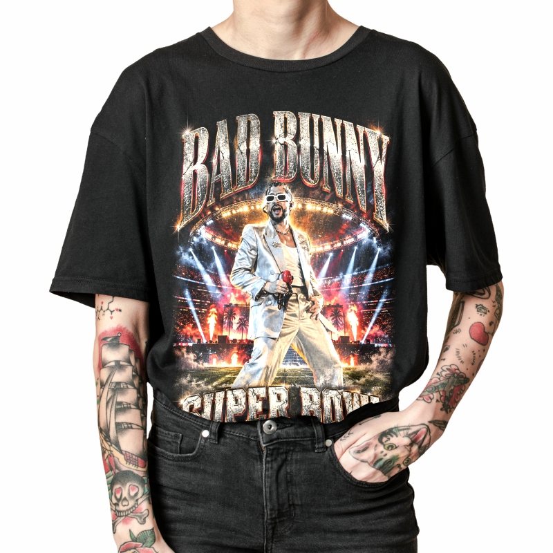 Pessoa vestindo a camiseta preta Bad Bunny Super Bowl, em close da estampa