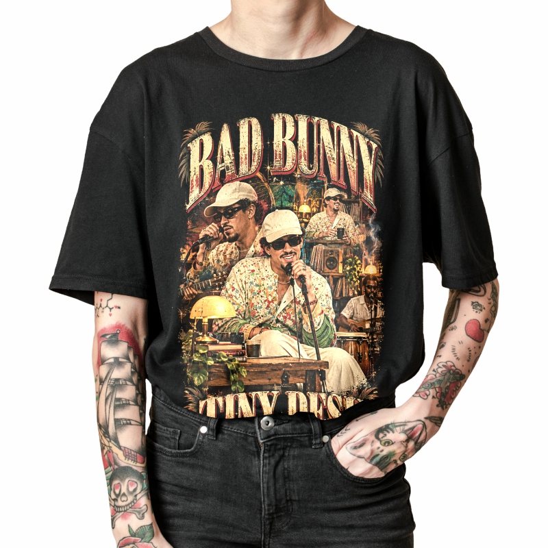 Pessoa vestindo a camiseta preta Bad Bunny Tiny Desk, em close da estampa
