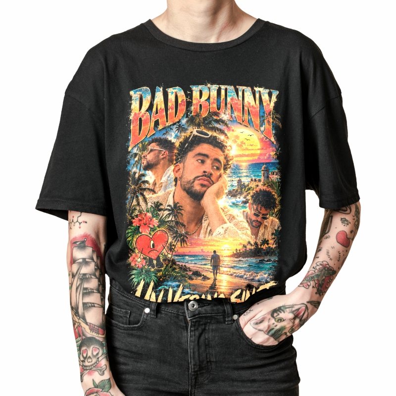 Pessoa vestindo a camiseta preta Bad Bunny Un Verano Sin Ti, em close da estampa