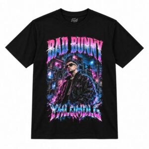 Camiseta preta Bad Bunny YHLQMDLG com o Bad Bunny de óculos escuros e jaqueta preta