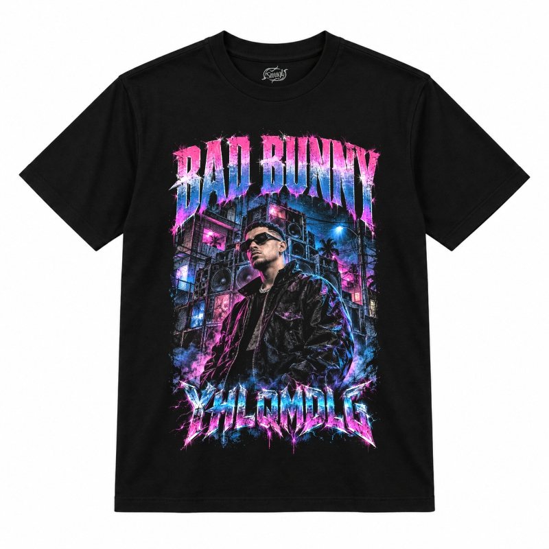 Camiseta preta Bad Bunny YHLQMDLG com o Bad Bunny de óculos escuros e jaqueta preta