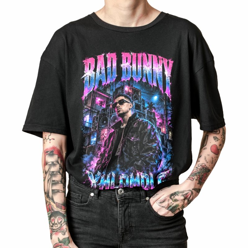 Pessoa vestindo a camiseta preta Bad Bunny YHLQMDLG, em close da estampa