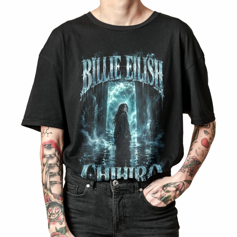 Pessoa vestindo a camiseta preta Billie Eilish Chihiro, em close da estampa