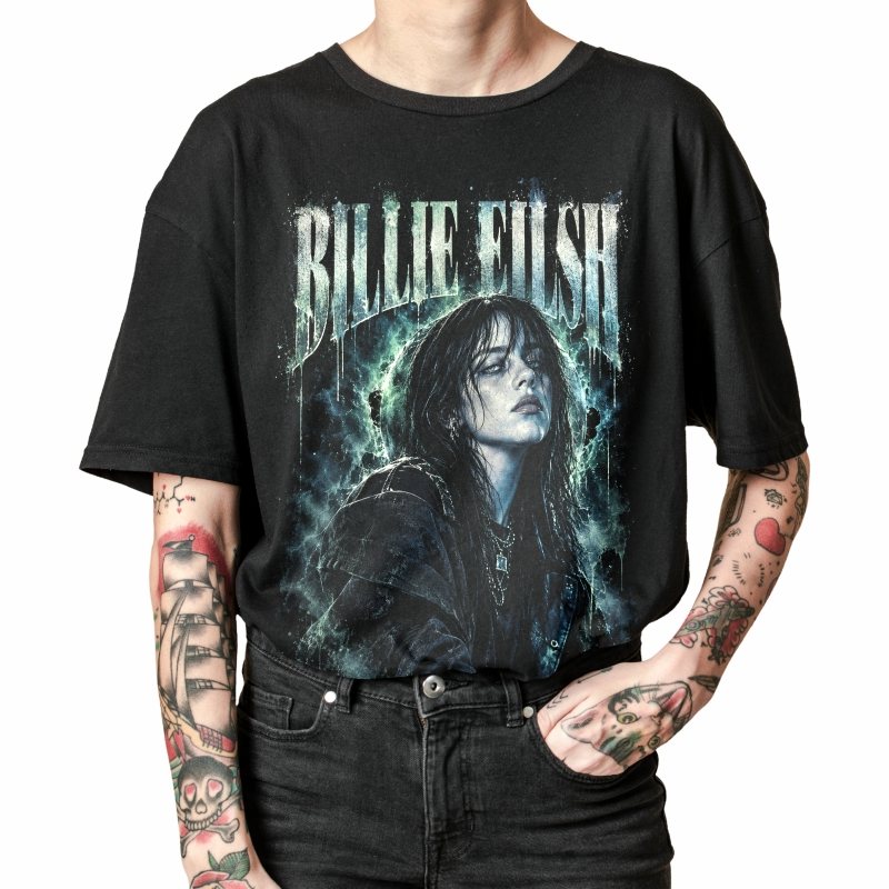 Pessoa vestindo a camiseta preta Billie Eilish Ghost Neon Dream, em close da estampa