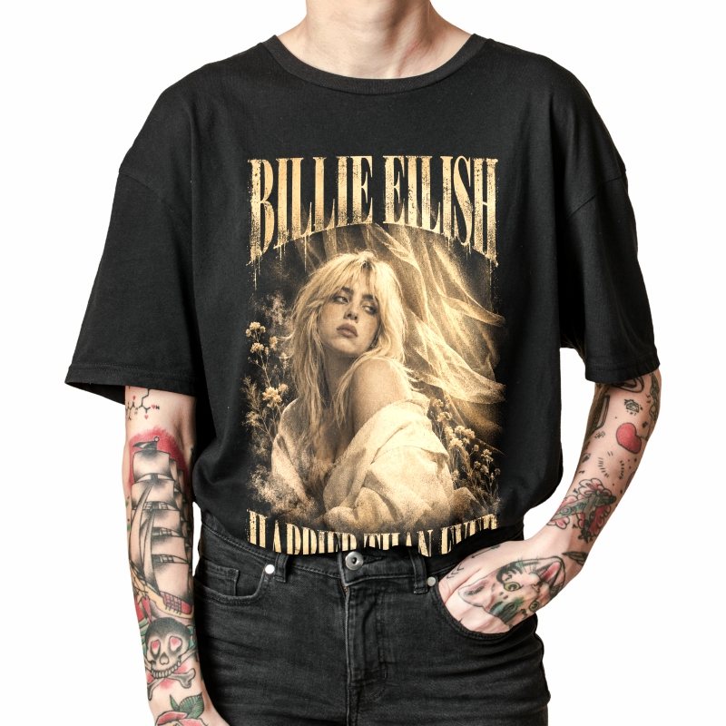 Pessoa vestindo a camiseta preta Billie Eilish Happier Than Ever, em close da estampa