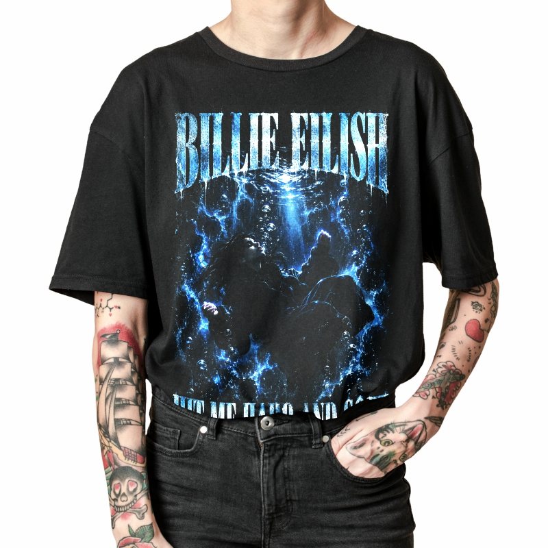 Pessoa vestindo a camiseta preta Billie Eilish Hit Me Hard and Soft, em close da estampa