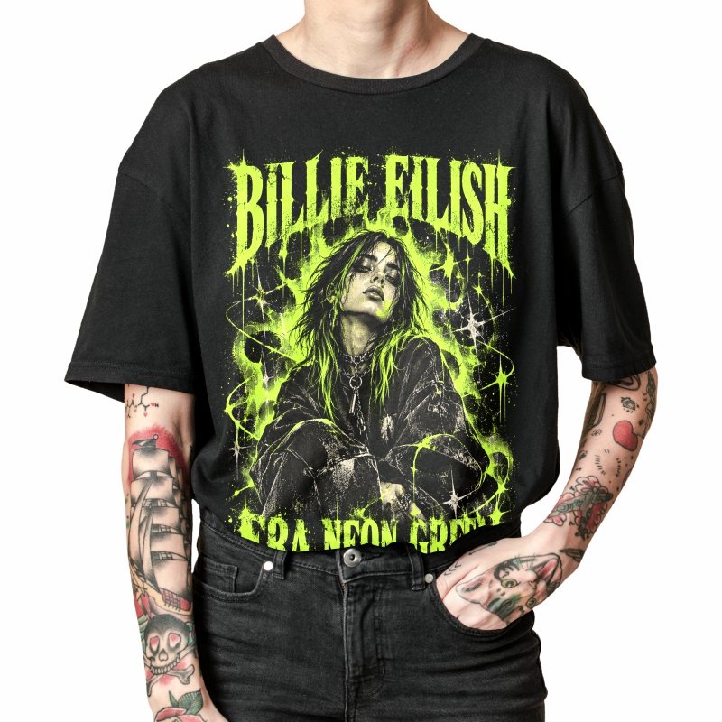 Pessoa vestindo a camiseta preta Billie Eilish Verde Era Neon Green, em close da estampa