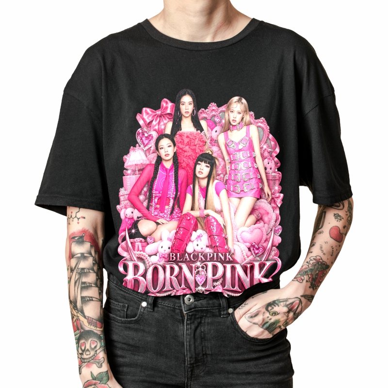 Pessoa vestindo a camiseta preta BLACKPINK Born Pink, em close da estampa