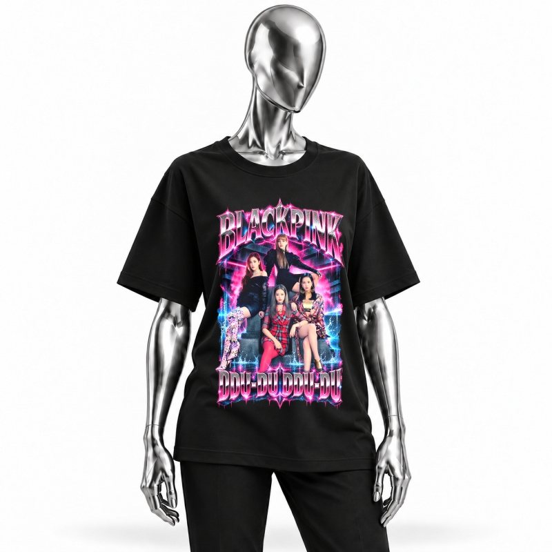 Camiseta preta BLACKPINK DDU-DU DDU-DU vestida em manequim cromado