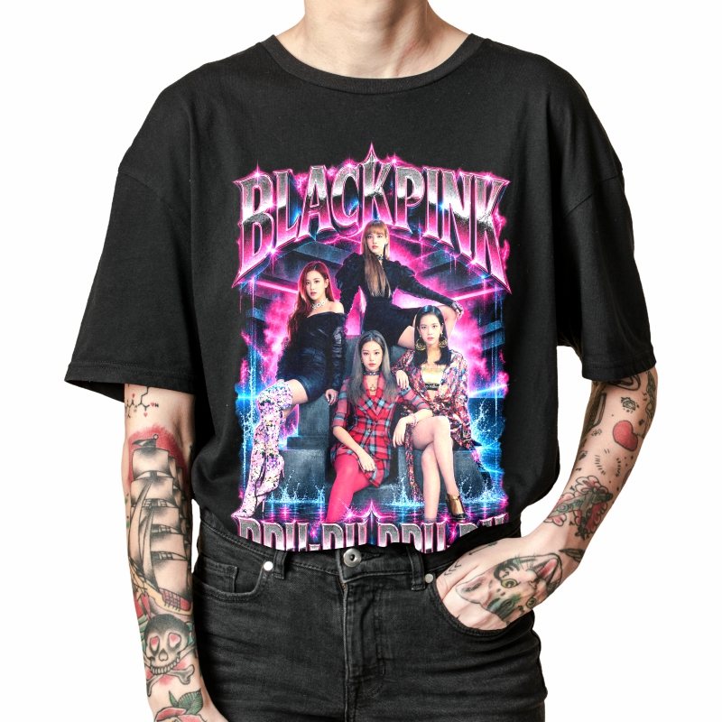 Pessoa vestindo a camiseta preta BLACKPINK DDU-DU DDU-DU, em close da estampa