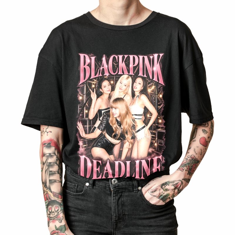 Pessoa vestindo a camiseta preta BLACKPINK Deadline Tour, em close da estampa