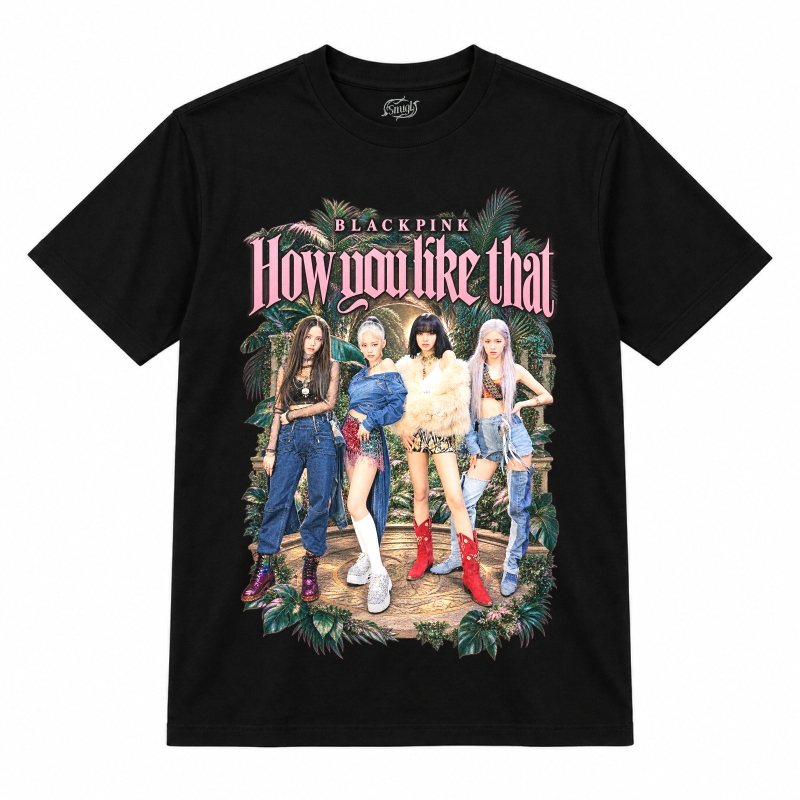 Camiseta preta BLACKPINK How You Like That com as quatro em um jardim tropical