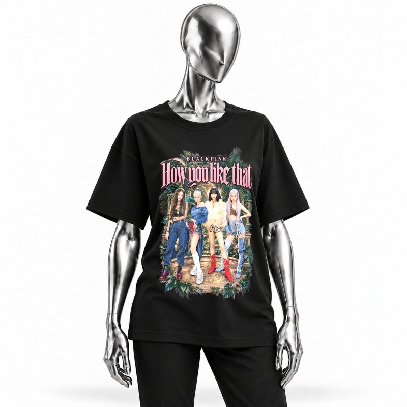 Camiseta preta BLACKPINK How You Like That vestida em manequim cromado