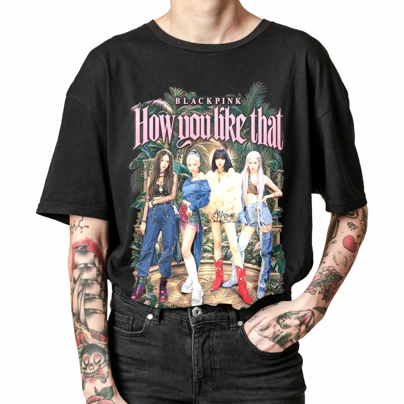Pessoa vestindo a camiseta preta BLACKPINK How You Like That, em close da estampa