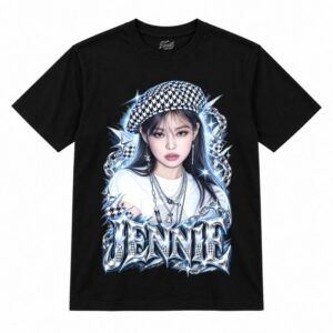 Camiseta preta BLACKPINK Jennie Houndstooth Ice com retrato da Jennie em azul gelo e boina pied de poule