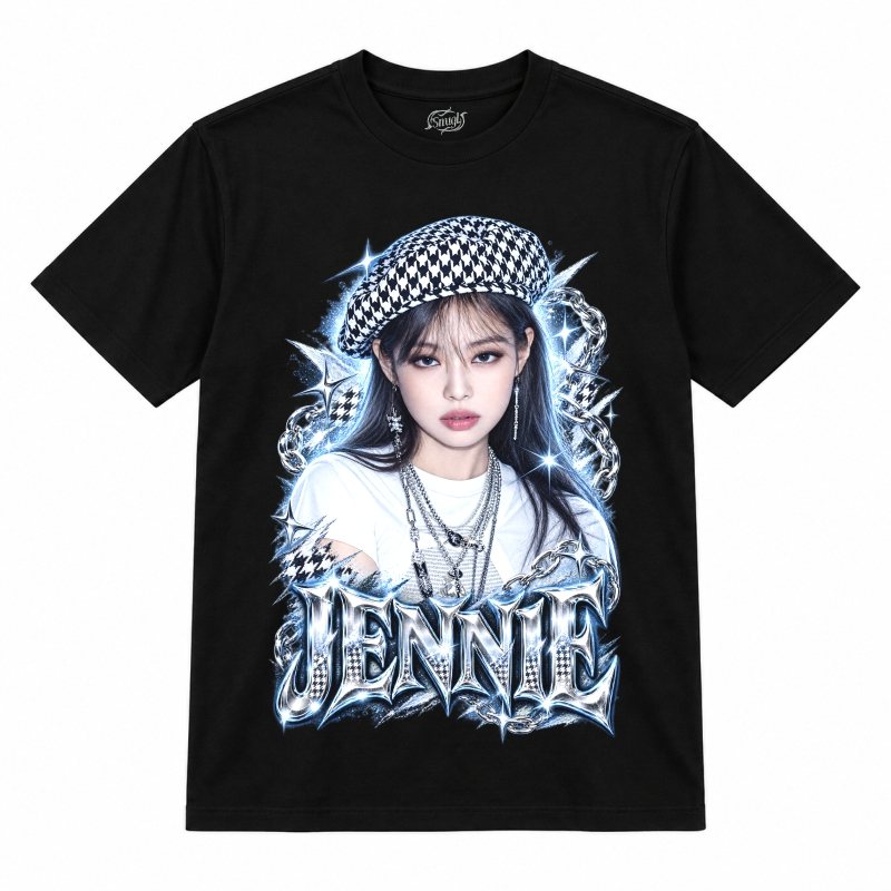 Camiseta preta BLACKPINK Jennie Houndstooth Ice com retrato da Jennie em azul gelo e boina pied de poule