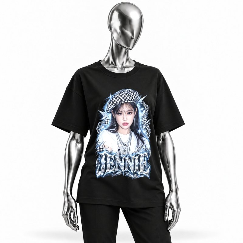 Camiseta BLACKPINK Jennie Houndstooth Ice vestida em manequim cromado