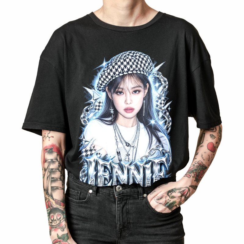 Pessoa vestindo a camiseta preta BLACKPINK Jennie Houndstooth Ice, em close da estampa