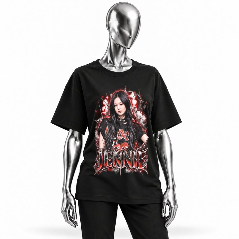 Camiseta preta BLACKPINK Jennie Midnight Spotlight vestida em manequim cromado