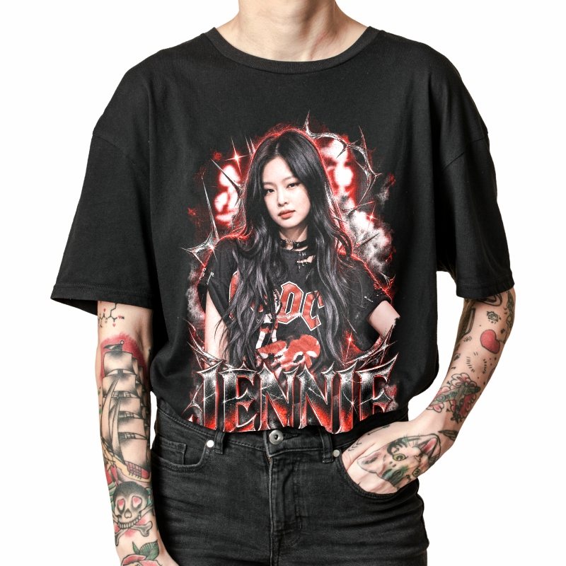 Pessoa vestindo a camiseta preta BLACKPINK Jennie Midnight Spotlight, em close da estampa