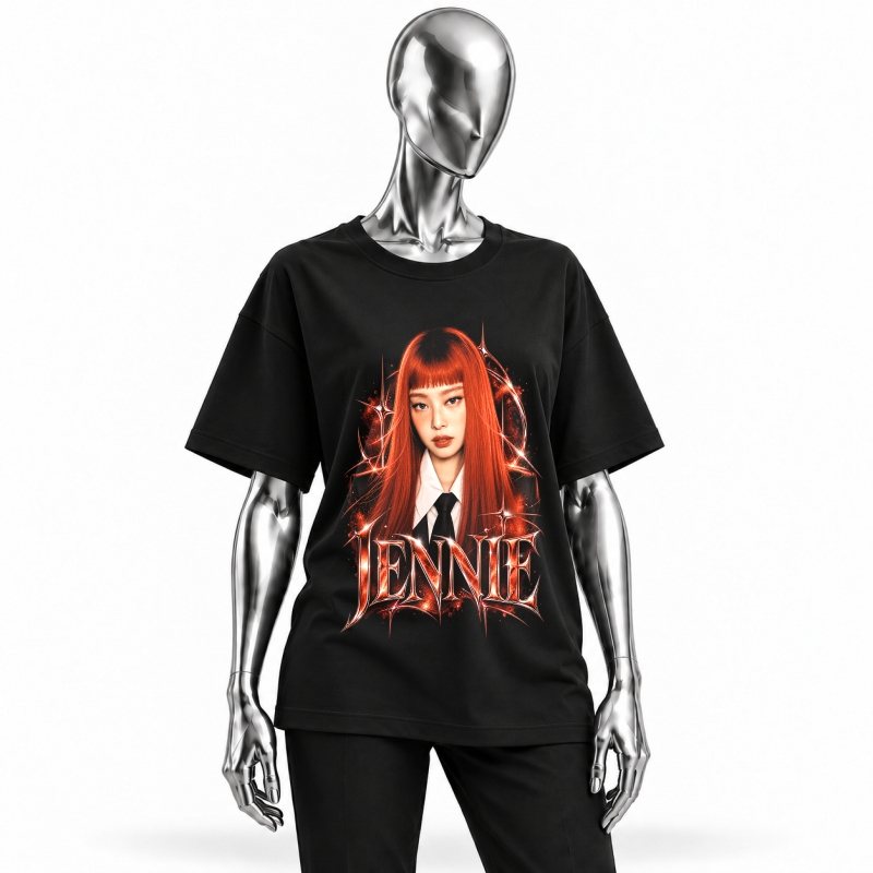 Camiseta preta BLACKPINK Jennie Red Hair Tie vestida em manequim cromado