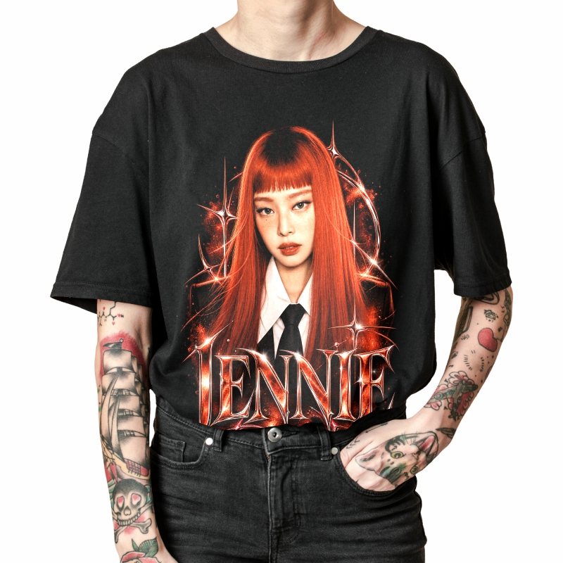 Pessoa vestindo a camiseta preta BLACKPINK Jennie Red Hair Tie, em close da estampa