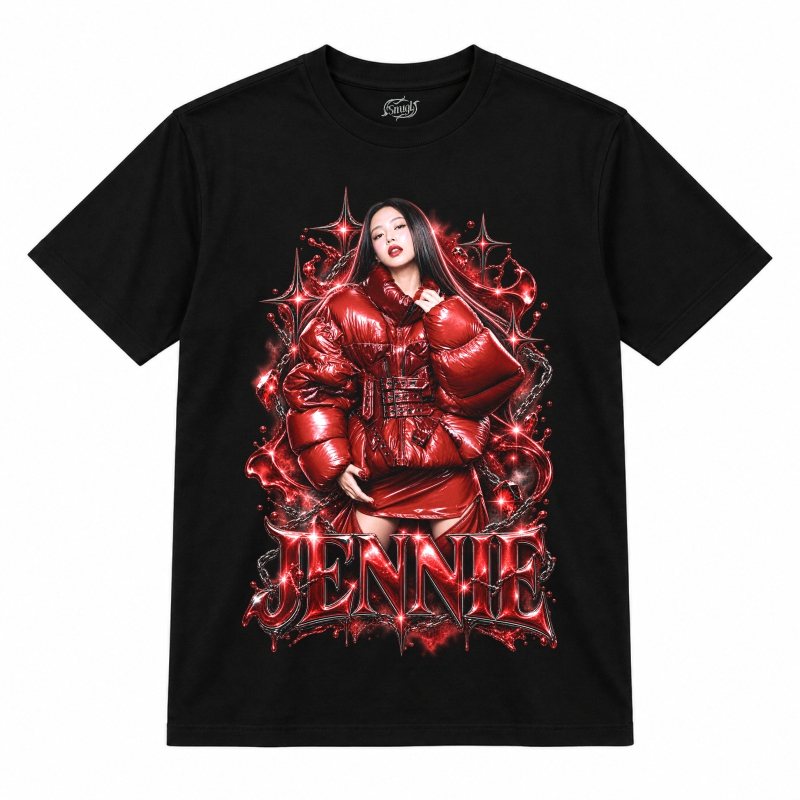 Camiseta preta BLACKPINK Jennie Red Puffer com a Jennie de jaqueta puffer vermelha brilhante