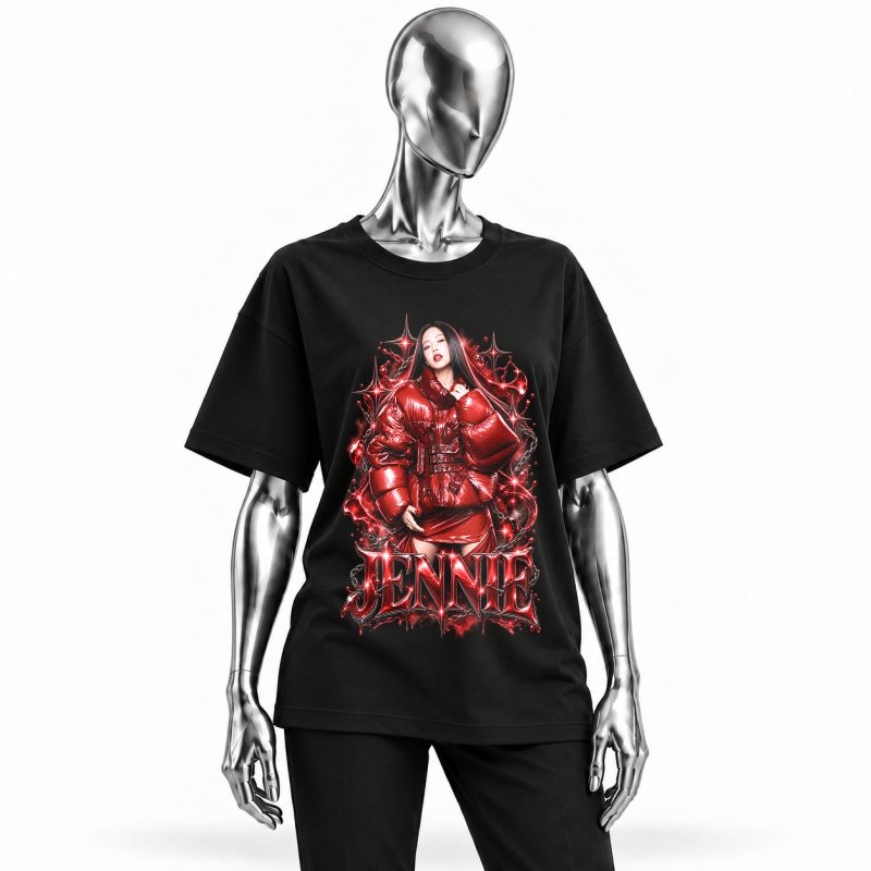 Camiseta preta BLACKPINK Jennie Red Puffer vestida em manequim cromado