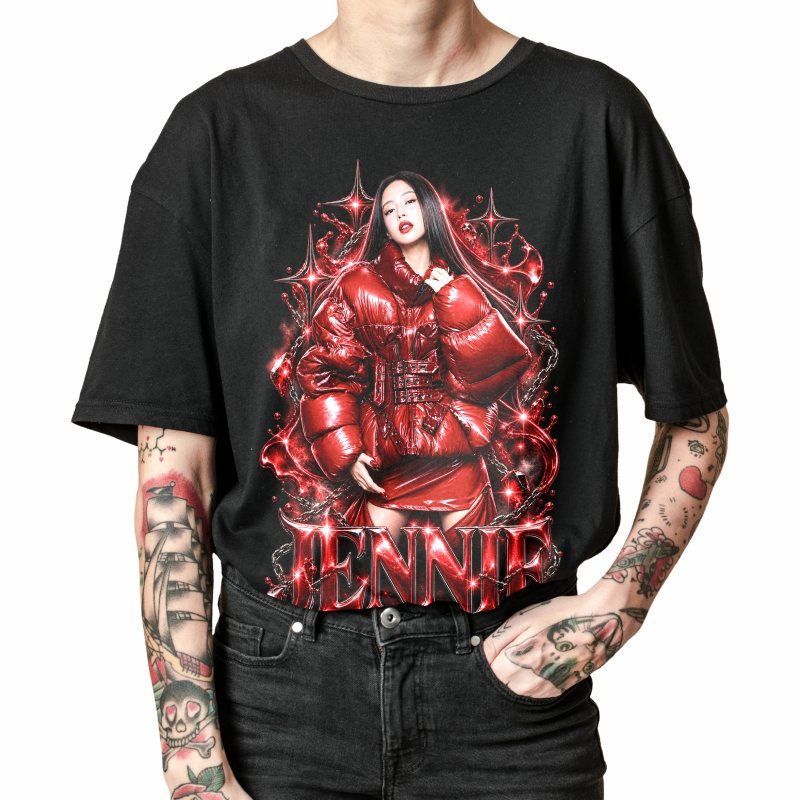 Pessoa vestindo a camiseta preta BLACKPINK Jennie Red Puffer, em close da estampa