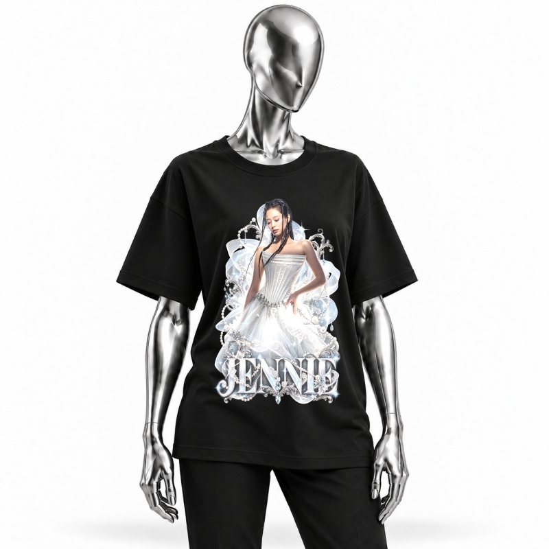 Camiseta preta BLACKPINK Jennie White Couture vestida em manequim cromado