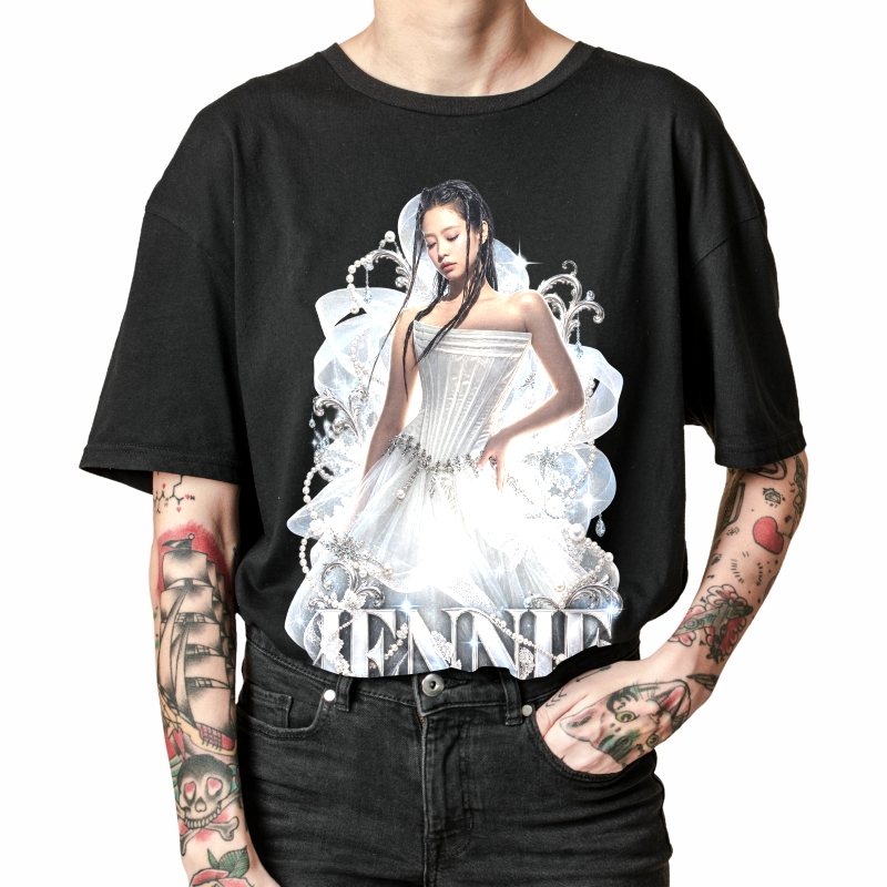 Pessoa vestindo a camiseta preta BLACKPINK Jennie White Couture, em close da estampa