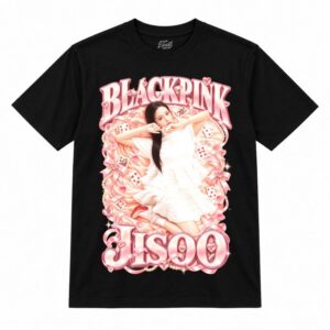 Camiseta preta BLACKPINK Jisoo Cute Girl com a Jisoo deitada em um tecido pêssego com cartas de baralho