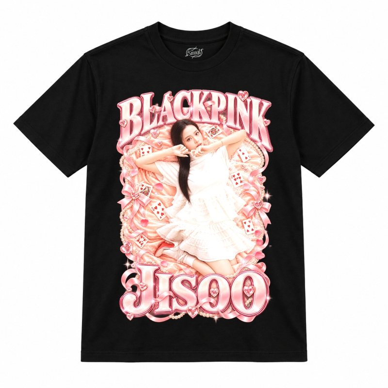 Camiseta preta BLACKPINK Jisoo Cute Girl com a Jisoo deitada em um tecido pêssego com cartas de baralho