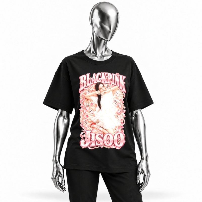 Camiseta preta BLACKPINK Jisoo Cute Girl vestida em manequim cromado