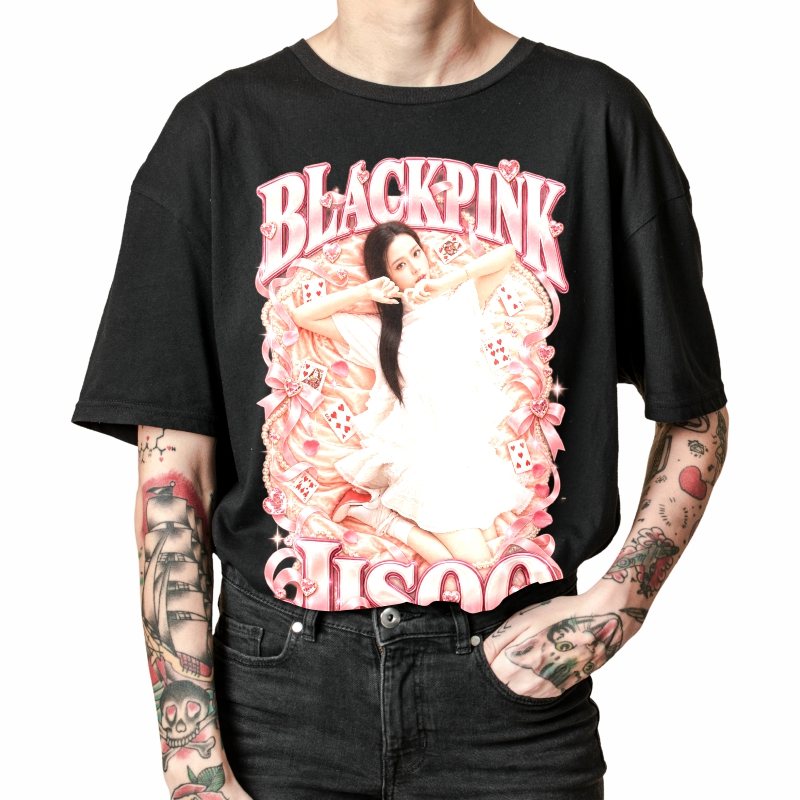 Pessoa vestindo a camiseta preta BLACKPINK Jisoo Cute Girl, em close da estampa