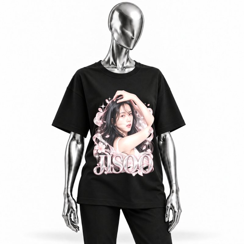 Camiseta preta BLACKPINK Jisoo Editorial Solo vestida em manequim cromado