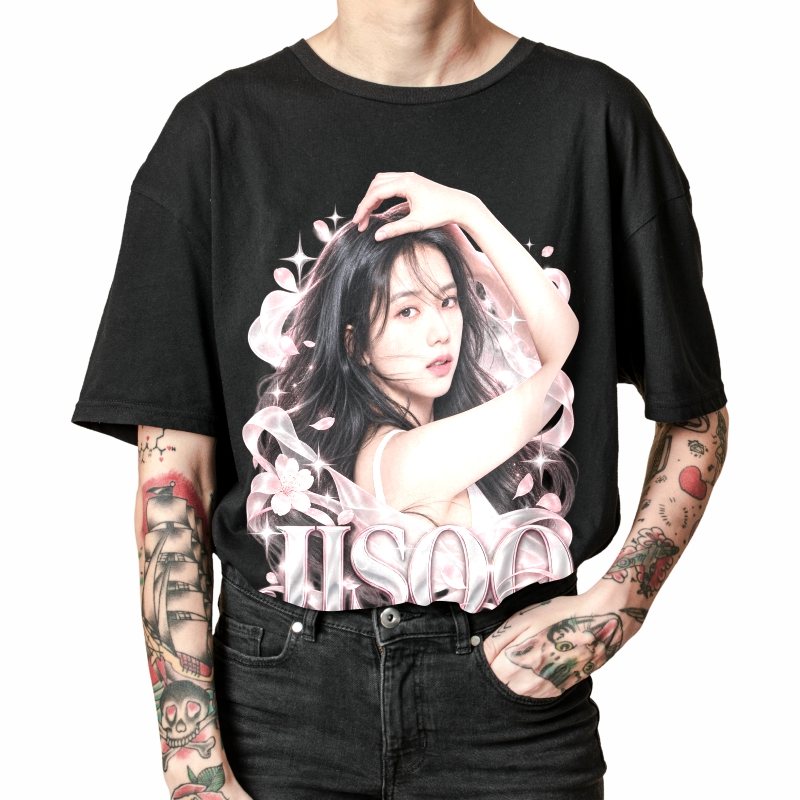 Pessoa vestindo a camiseta preta BLACKPINK Jisoo Editorial Solo, em close da estampa