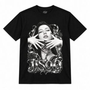 Camiseta preta BLACKPINK Jisoo Monochrome Hands com a Jisoo em preto e branco