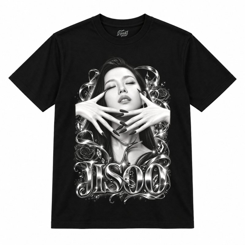 Camiseta preta BLACKPINK Jisoo Monochrome Hands com a Jisoo em preto e branco