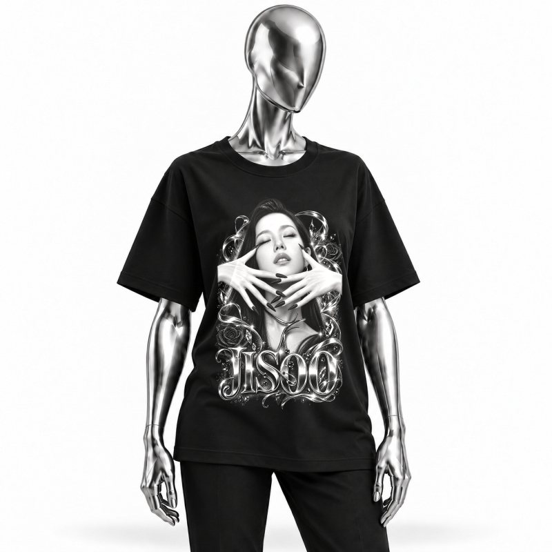 Camiseta preta BLACKPINK Jisoo Monochrome Hands vestida em manequim cromado