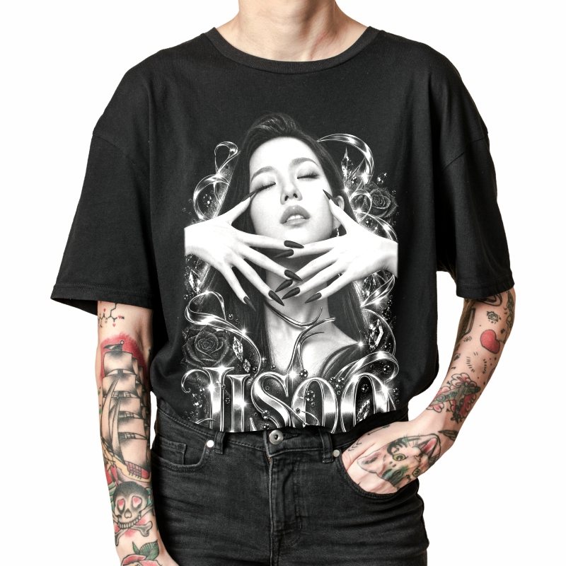 Pessoa vestindo a camiseta preta BLACKPINK Jisoo Monochrome Hands, em close da estampa